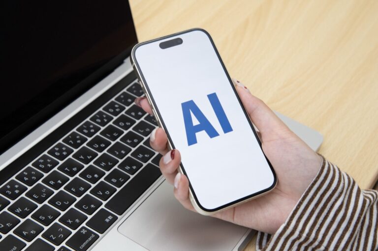 AIと表示されたスマートフォンを操作する手元