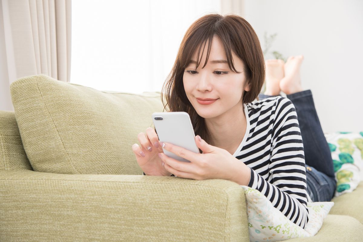 スマートフォンで検索する女性