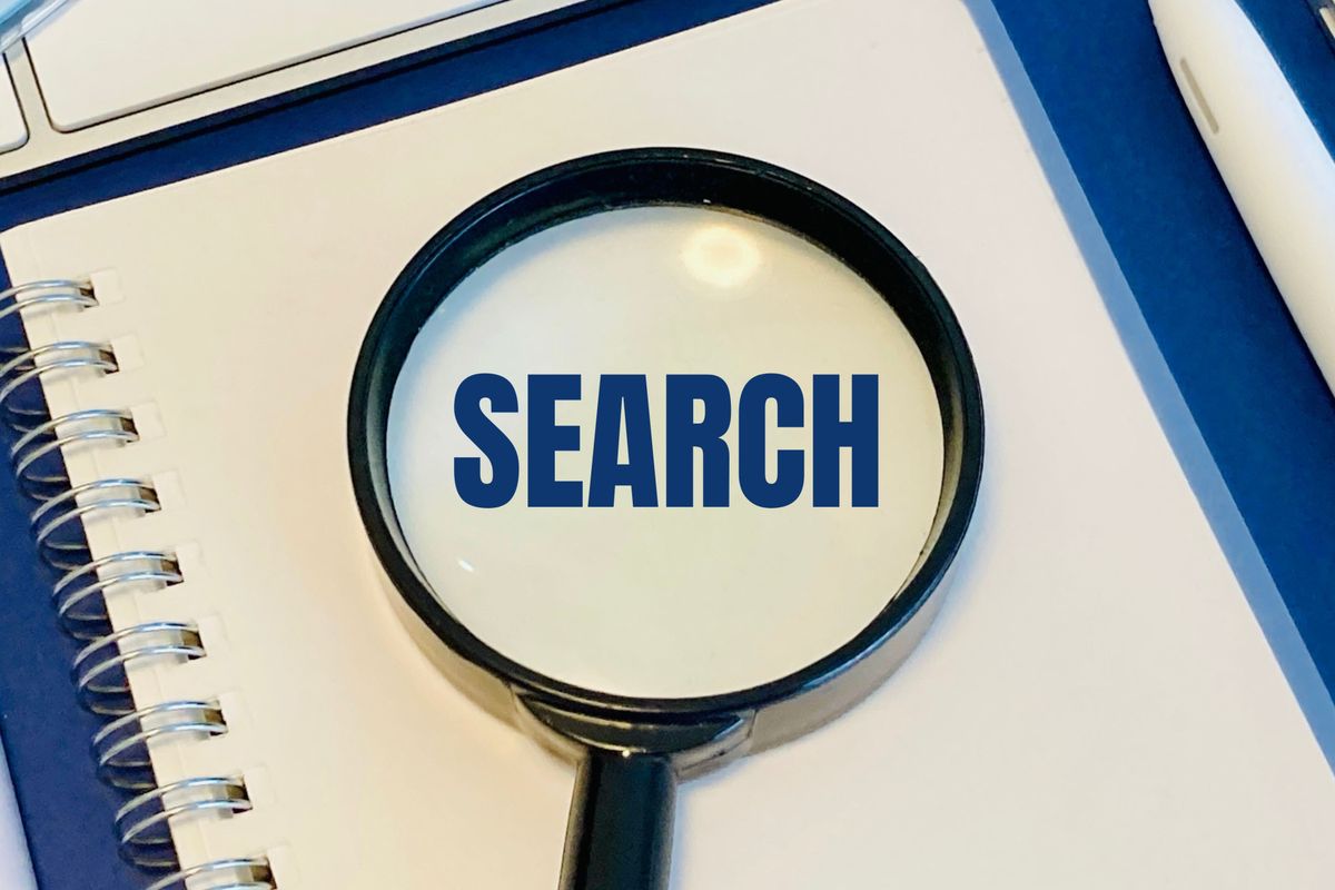 SEARCHと書かれた虫眼鏡