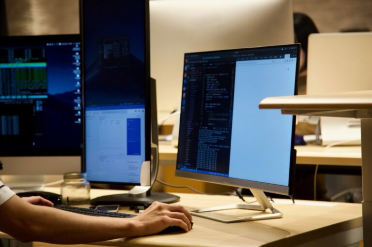 モニターに向かってコードを書くエンジニア